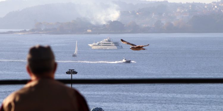 El «Maybe», el megayate que descartó Fefé Tapias, se despide de Vigo y ya viaja rumbo a Angola