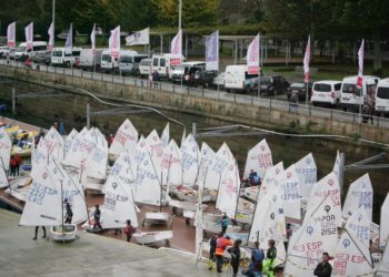 El Meeting Ciudad de Vigo llena la ría con más de 200 regatistas de España y Portugal