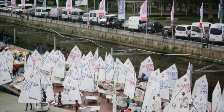 El Meeting Ciudad de Vigo llena la ría con más de 200 regatistas de España y Portugal