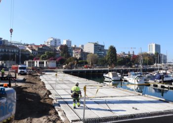 El muelle hundido en O Marisquiño «emerge» de nuevo