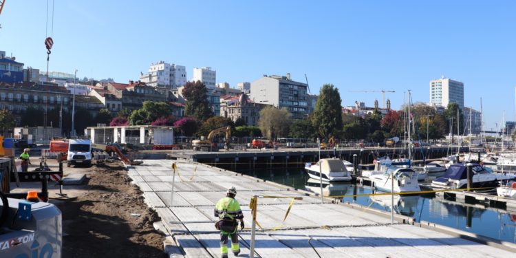 El muelle hundido en O Marisquiño «emerge» de nuevo