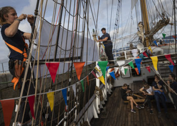 “Pelican of London” muestra en Vigo el secreto de su escuela flotante: navegar y estudiar