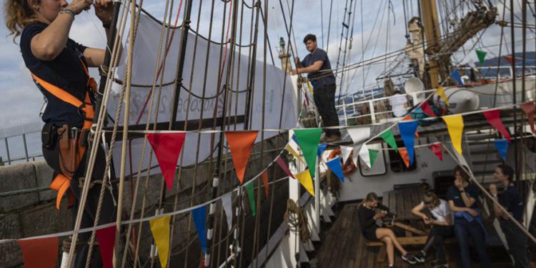 “Pelican of London” muestra en Vigo el secreto de su escuela flotante: navegar y estudiar