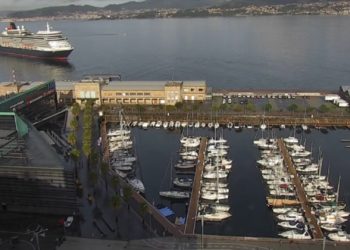El «Queen Elisabeth» recala en Vigo con un pasajero enfermo