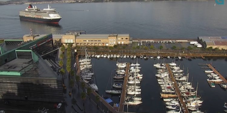 El «Queen Elisabeth» recala en Vigo con un pasajero enfermo