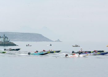 A 120 por hora sobre las aguas de la bahía de Baiona