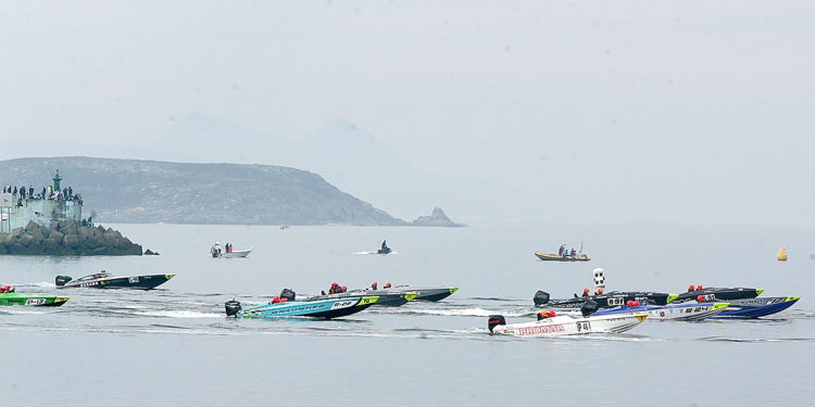 A 120 por hora sobre las aguas de la bahía de Baiona