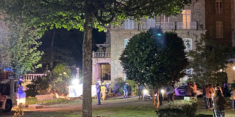 Una fallecida y cuatro heridos al caer un árbol durante un concierto en Mondariz-Balneario