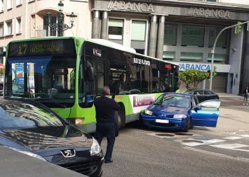 Retenciones en el centro de Vigo por una colisión entre un autobús y un turismo