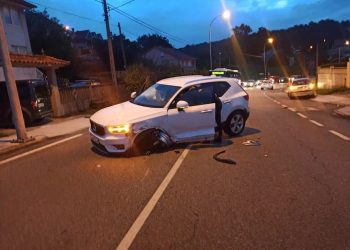 Dos conductoras heridas en Vigo al chocar un autobús escolar y un turismo