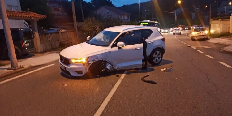 Dos conductoras heridas en Vigo al chocar un autobús escolar y un turismo