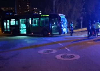Un ciclista de 18 años, herido de gravedad en Vigo al chocar de frente con un autobús