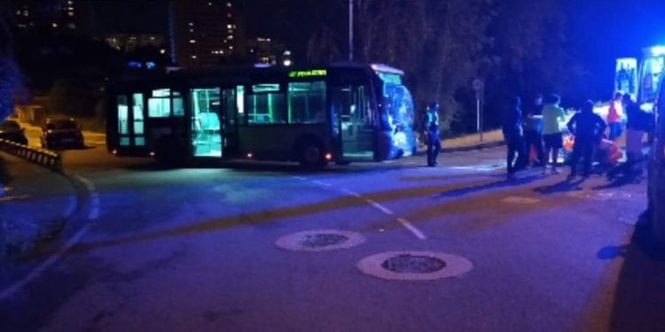 Un ciclista de 18 años, herido de gravedad en Vigo al chocar de frente con un autobús