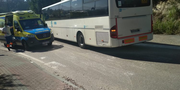Un autobús escolar con 40 niños colisiona contra una moto en Nigrán