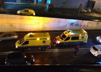 Ambulancias en uno de los tramos del túnel tras un accidente. / Foto: Archivo