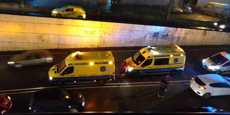 Ambulancias en uno de los tramos del túnel tras un accidente. / Foto: Archivo