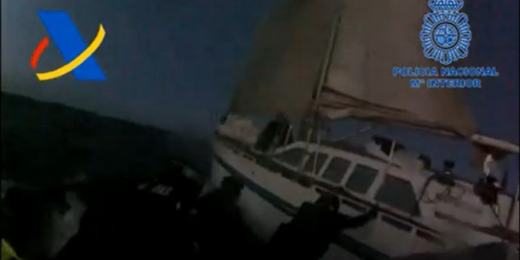 El velero «Goldwasser», apresado en Azores, llega a Vigo con 2,8 toneladas de cocaína