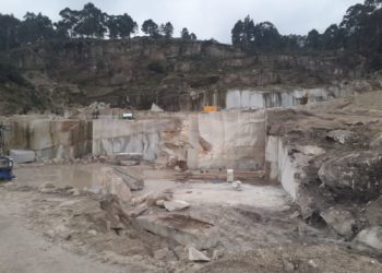 Fallece un trabajador al quedar atrapado bajo rocas en una cantera de Tui