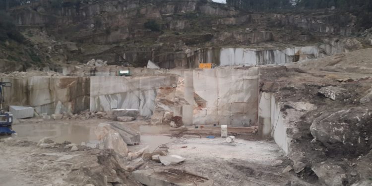 Fallece un trabajador al quedar atrapado bajo rocas en una cantera de Tui