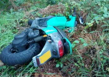 Encuentran tirado entre la maleza un ciclomotor robado en Vigo