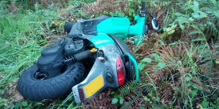 Encuentran tirado entre la maleza un ciclomotor robado en Vigo