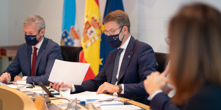 La Xunta abre la puerta a retirar las mascarillas en los patios de los colegios