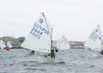 David Sales manda en un Meeting de Optimist muy apretado y con opciones gallegas en la ría viguesa