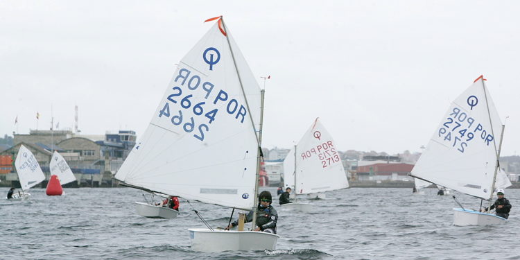 David Sales manda en un Meeting de Optimist muy apretado y con opciones gallegas en la ría viguesa