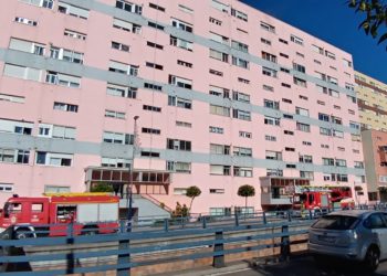 Un incendio en una cocina moviliza a los bomberos hasta la Travesía de Vigo