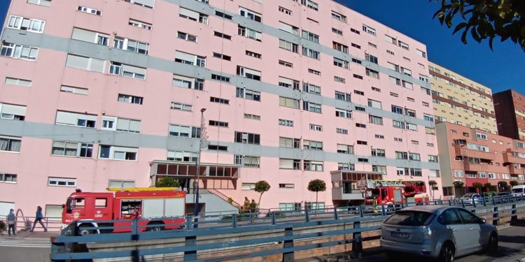 Un incendio en una cocina moviliza a los bomberos hasta la Travesía de Vigo