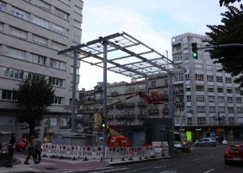 La Navidad de Vigo inicia la instalación de la caja de regalo, a la que seguirá la bola gigante