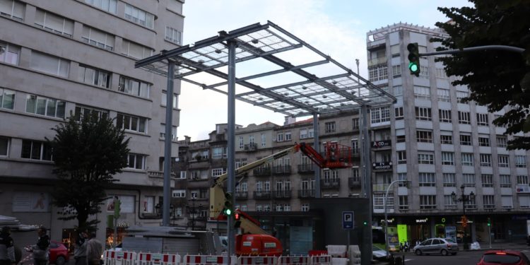 La Navidad de Vigo inicia la instalación de la caja de regalo, a la que seguirá la bola gigante