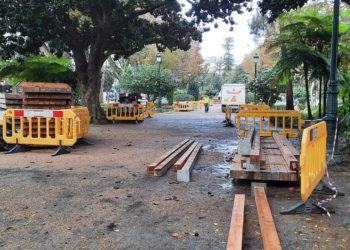 El Cíes Market y la gran bola de Navidad empiezan a crecer en el centro de Vigo