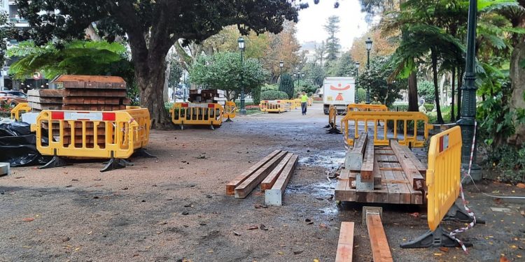 El Cíes Market y la gran bola de Navidad empiezan a crecer en el centro de Vigo