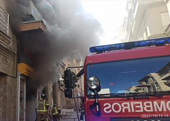 Los bomberos de Vigo sofocan un incendio en un local de la calle López de Neira