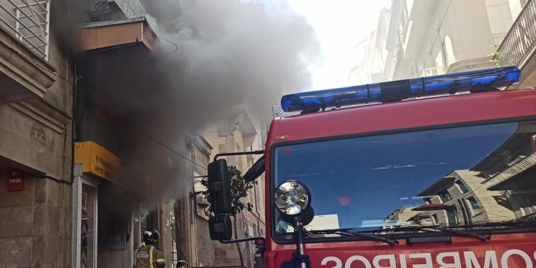 Los bomberos de Vigo sofocan un incendio en un local de la calle López de Neira
