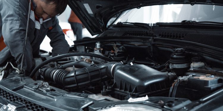 Reparación de vehículos identificando códigos de averías DTC