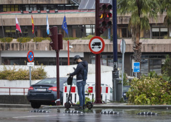 Vigo activa una campaña para sacar bicis y patinetes de las zonas peatonales
