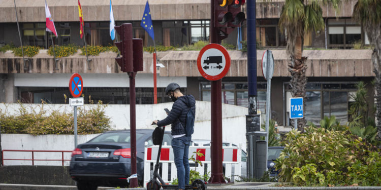 Vigo activa una campaña para sacar bicis y patinetes de las zonas peatonales
