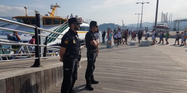 La Policía rescata a un hombre a punto de ahogarse tras caer de un muelle en Beiramar