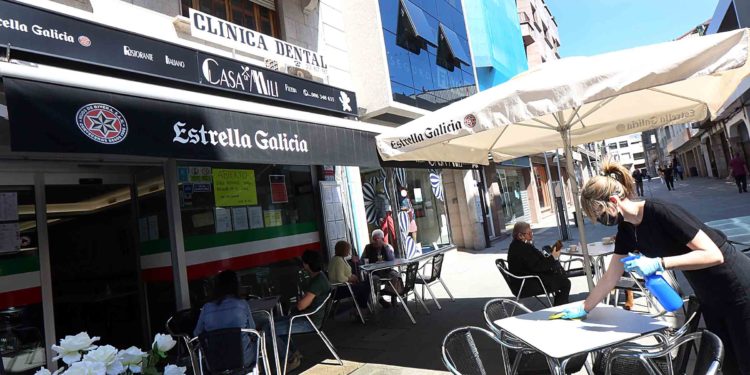 El área de Vigo sale de la emergencia sanitaria con descensos de casos activos, incidencia e ingresados