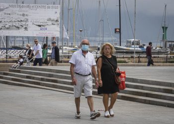 El área sanitaria de Vigo retoma la caída de casos activos y frena el goteo de ingresos