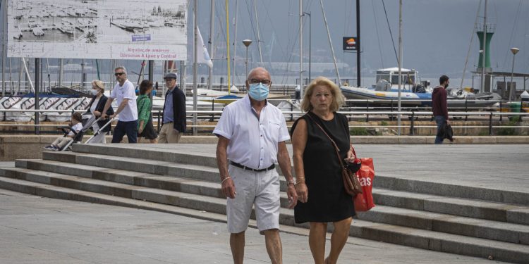 El área sanitaria de Vigo retoma la caída de casos activos y frena el goteo de ingresos