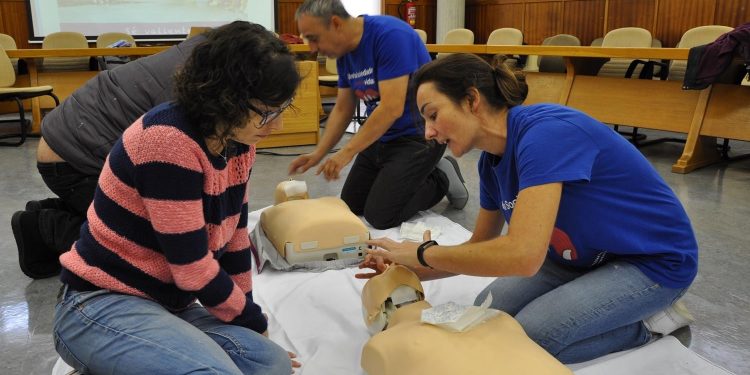 Tus manos salvan vidas: lecciones gratuitas en el centro de Vigo para saber hacer una RCP