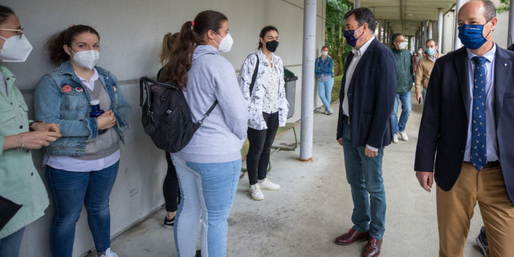 Educación ve “lógica” una desescalada “simétrica” en los colegios y en la calle