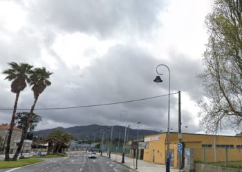 Los bomberos rescatan a un conductor herido en un accidente en Samil