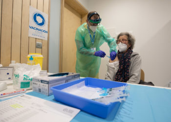 Los centros de salud gallegos citarán por SMS para la dosis de refuerzo contra la Covid-19