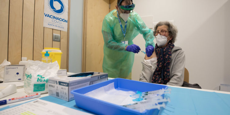 Los centros de salud gallegos citarán por SMS para la dosis de refuerzo contra la Covid-19