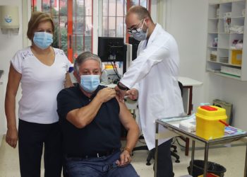 Comienza la vacunación simultánea de la Covid-19 y la gripe en Vigo