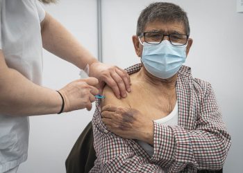 Galicia iniciará la vacunación contra la gripe el lunes y la simultaneará con la Covid-19